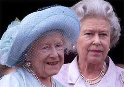 La reina madre, junto a su hija Isabel II, en un balcón del palacio de Buckingham durante la celebración de su 100º cumpleaños. La reina madre, en Buckingham, bombardeado durante la II Guerra Mundial.