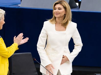 La presidenta de la Comisión Europea, Ursula von der Leyen (a la izquierda), aplaude a Olena Zelenska, esposa del presidente de Ucrania, este miércoles en Estrasburgo.