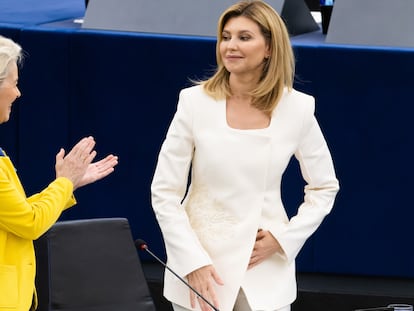 La presidenta de la Comisión Europea, Ursula von der Leyen (a la izquierda), aplaude a Olena Zelenska, esposa del presidente de Ucrania, este miércoles en Estrasburgo.