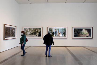 Varios visitantes observan la exposición de una sala del Centro Botín, en Santander, que ha reabierto este martes.