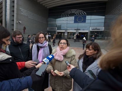 Representantes de la plataforma Luz Ya para la Cañada Real ante el Parlamento Europeo en Bruselas, este martes.