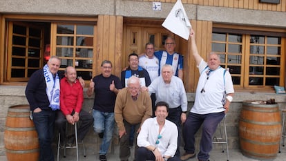 Los amigos de Los Molinos, que jugaron juntos en el equipo del pueblo y que ahora se reúnen a ver los partidos del Real Madrid en el bar Los Ángeles. En el centro, el segundo desde la derecha es Ángel Martín, dueño del local.