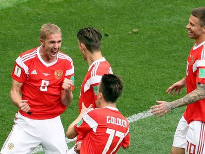 Los jugadores de Rusia celebran uno de los goles ante Arabia.
