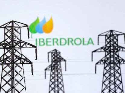 Torres de alta tensión y el logo de Iberdrola.