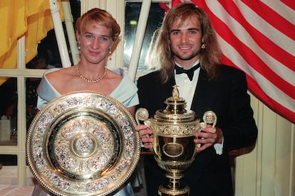 Steffi Graf y Andre Agassi con sus trofeos después de ganar Wimbledon en 1992.
