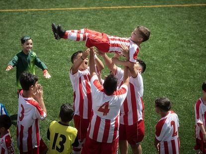 Varios jugadores del Club de Fútbol Tramontana de la Mina de Barcelona celebran una victoria durante el torneo amistoso de este sábado.