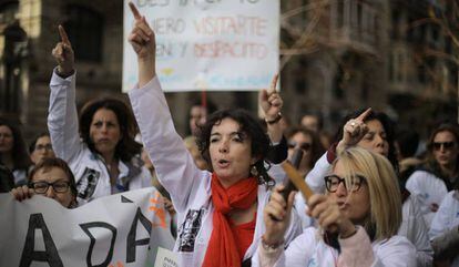 Protesta de médicos, este jueves en Barcelona.
