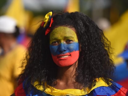 Una mujer con la bandera de Colombia pintada en su rostro en Cali (Colombia).