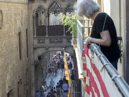 María mira desde su ventana, en la calle del Bisbe.