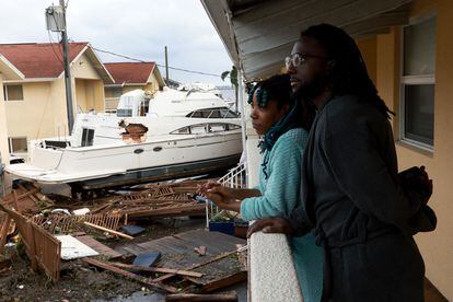 Varias embarcaciones desplazadas por la marejada provocada por el huracán 'Ian' hasta las calles de Fort Myers (Florida).
