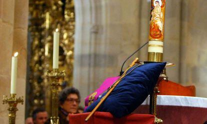Junto al altar de la catedral de Sanitago se ha colocado la medalla de San Antón y la makila, bastón de mando, de Azkuna.