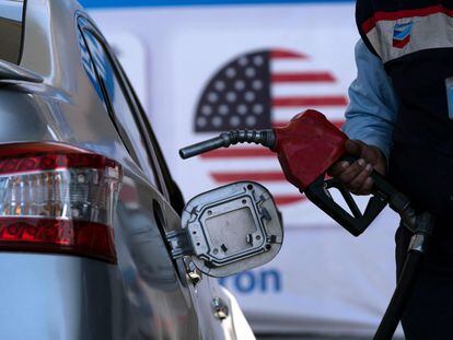 Un empleado de una gasolinera Chevron carga un vehículo en Tijuana, Baja California, el 24 de marzo.