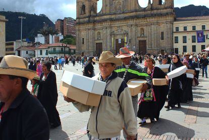 Los asistentes formaron una espiral a la que llamaron 'El despertar de las semillas' que se movía al ritmo de sonidos andinos. Cada persona se desplazó frente al Palacio de Justicia, el Capitolio Nacional y el Palacio de Liévano, edificaciones en las que se concentra el poder político y judicial de la Nación.