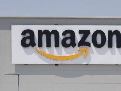 Logo de Amazon en uno de sus centros logísticos. 