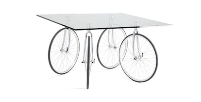 Taula 'Tour' que Gae Aulenti va crear amb quatre potes en forma de roda de bicicleta el 1993.