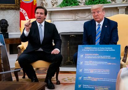 El gobernador Ron DeSantis anunciaba junto al entonces presidente de Estados Unidos, Donald Trump, su voluntad de reabrir el estado de Florida durante lo peor de la pandemia de la covid-19, el 28 de abril de 2020 en la Casa Blanca.