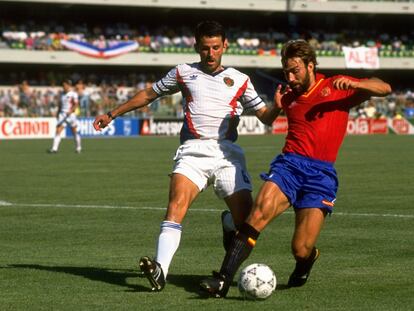 Martín Vázquez intenta llevarse el balón ante Jozic en el España-Yugoslavia de Italia 90.