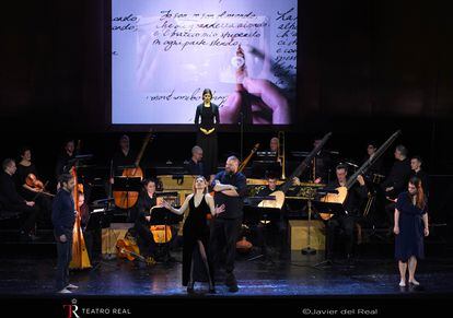 La soprano Estelle Lefort y el tenor Massimo Lombardi (abajo) y la  ‘mezzo’ Victoria Cassano (arriba) durante el segundo acto de la ‘Rappresentatione’, el sábado en el Teatro Real.