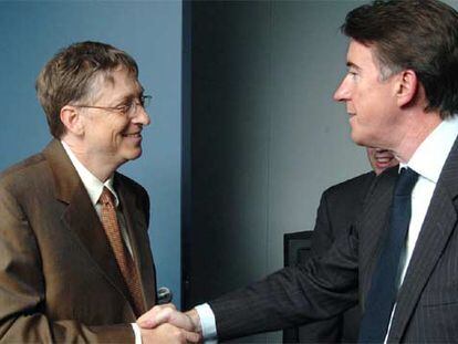 Bill Gates, presidente de Microsoft, compañía sancionada por la UE, con el actual comisario de Comercio.