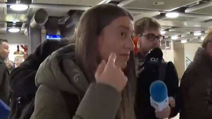 La diputada de Junts Míriam Nogueras fue sorprendida por varias cámaras de televisión a su llegada al aeropuerto de Ginebra, el viernes por la noche.