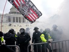 Policías del Capitolio intentan contener a una turba seguidora de Donald Trump, el pasado 6 de enero. Foto: Julio Cortez / AP. En vídeo, la invasión del Capitolio por parte de seguidores de Trump. 