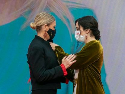 La actual presidenta de la Comunidad de Madrid, Isabel Díaz Ayuso, pone una medalla a Cristina Cifuentes el pasado 2 de mayo.