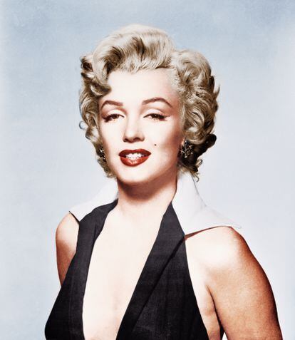 Marilyn Monroe se fabricó a medida del Hollywood de su época: frente a las mujeres fuertes, independientes y morenas como Katharine Hepburn, Estados Unidos empezó a reclamar en los rectos años cincuenta iconos femeninos dóciles y atractivos.