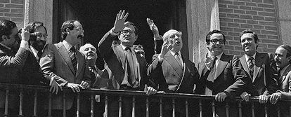 Enrique Tierno,  tercero por la derecha, primer alcalde democrático desde 1939, habla  desde el balcón de la plaza de la Villa.