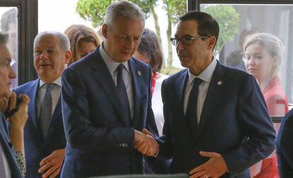 A la izquierda, el ministro francés de Finanzas, Bruno La Maire, saluda al secretario del Tesoro de Estados Unidos, Steve Mnuchin