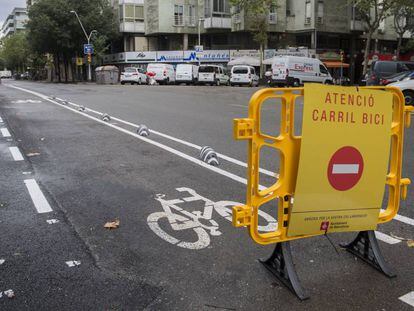 Carril bici en construcció al carrer París.