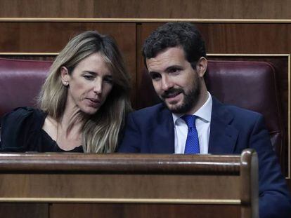 La portavoz del PP en el Congreso, Cayetana Álvarez de Toledo, conversa con el presidente popular, Pablo Casado, en el hemiciclo.