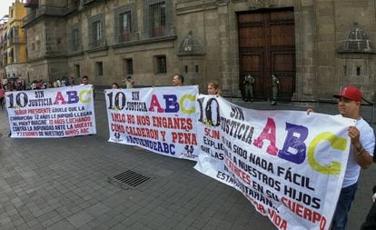 Familiares de la víctimas de la Guardería ABC durante una protesta ante Palacio Nacional.