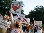 01 September 2021, US, Austin: Women of the University of Texas take part in a rally at the Texas Capitol to protest against Governor Greg Abbott's signing of the nation's strictest abortion law that makes it a crime to abort a fetus after six weeks, or when a "heartbeat" is detected. Abbott signed the law on Wednesday, 1 September 2021. Photo: Bob Daemmrich/ZUMA Press Wire/dpa
Bob Daemmrich/ZUMA Press Wire/dp / DPA
01/09/2021 ONLY FOR USE IN SPAIN