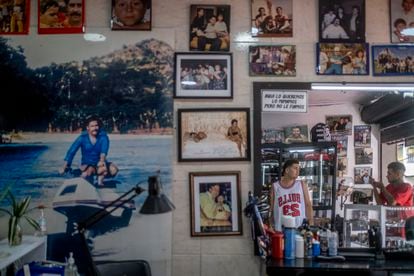 Pared con fotos del archivo personal de Pablo Escobar, en un barbería en Medellín.