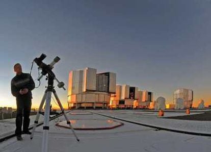 El astrofotógrafo Serge Brunier ante el conjunto de telescopios VLT, en Paranal (Chile)