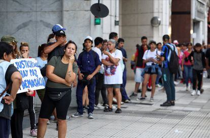 Personas hacen fila para ser recibidos por la ministra de Capital Humano, este 5 de febrero.