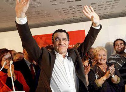 El candidato socialista a <i>lehendakari</i>, Patxi López, en su comparecencia ante los medios tras conocer el escrutinio de las elecciones autonómicas en el Pais Vasco.