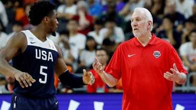 Popovich y Mitchell en el partido entre EEUU y Serbia en el Mundial de 2019.