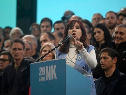 Cristina Kirchner habla en la Plaza de Mayo durante la conmemoración del 20 aniversario de la llegada al poder de su marido, Néstor Kirchner