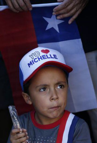 Un niño este martes en el Palacio de la Moneda, donde la presidenta Bachelet dio un discurso donde dijo: "Chile tiene sólo un gran adversario. Se llama desigualdad".