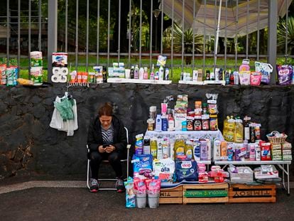 Una mujer vende artículos para el hogar en Asunción, Paraguay.