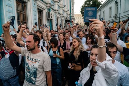 Cientos de bielorrusos protestan por no haber podido votar en la Embajada Bielorrusa en Moscú después de haber hecho horas de cola. 