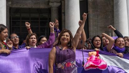 Clara Brugada junto a un grupo de seguidoras a las afueras de Bellas Artes, en Ciudad de México, el pasado 17 de octubre.