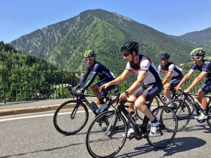 Jorge Lorenzo comparti&oacute; una jornada en bici con el equipo Movistar y Nairo Quintana en verano. 