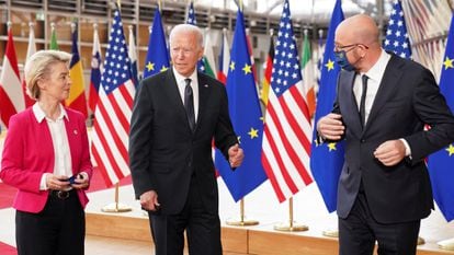La presidenta de la Comisión Europea, Ursula von der Leyen, el presidente de Estados Unidos, Joe Biden, y el presidente del Consejo Europeo, Charles Michel, a su llegada a la cumbre entre la UE y Estados Unidos en Bruselas, el pasado 15 de junio.