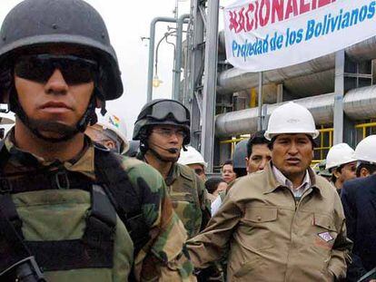 Un grupo de soldados escolta al presidente boliviano, Evo Morales, cuando nacionalizó el yacimiento de gas de San Alberto,  en 2006.