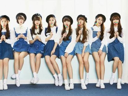 Las ocho integrantes del grupo Oh My Girl, que realizan K-pop.