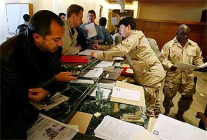 Miembros de la prensa internacional se acreditan ante el Ejército de EE UU, ayer en el hotel Hilton de Kuwait.