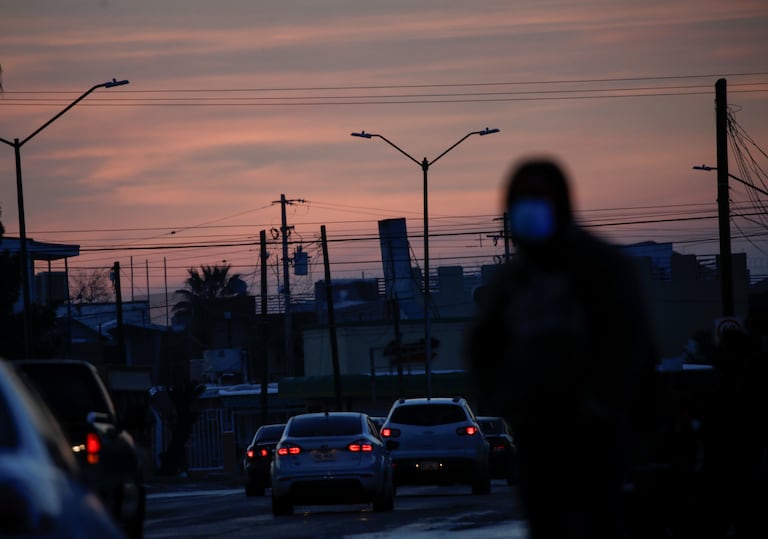 Farolas apagadas en Ciudad Juárez debido al apagón que afectó el norte de México, este 15 de febrero.