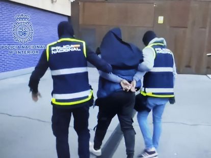 La Policía Nacional acompaña a uno de los 14 pakistaníes expulsados el pasado lunes por su presunta relación con el terrorismo yihadista.